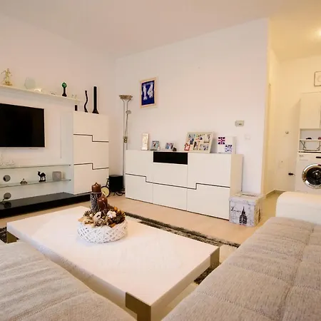 Beatrice Apartment *